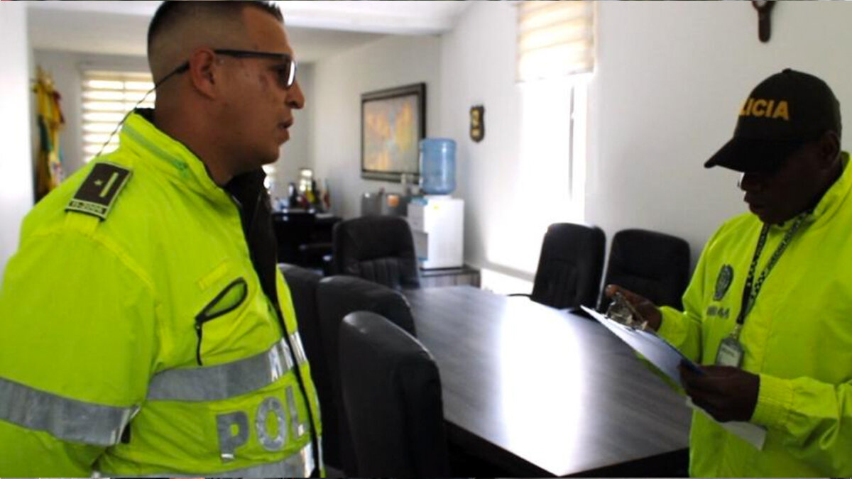 Cogieron a dos policías que extorsionaban en Cundinamarca El pasado 17 de diciembre, una mujer y su pareja fueron víctimas de estos dos uniformados, quienes tenían montado un retén en el famoso sector de La Gran Vía, en La Mesa (Cundinamarca). Allí les iban a inmovilizar la moto y uno de los policías les pidió a cambio $250 mil.