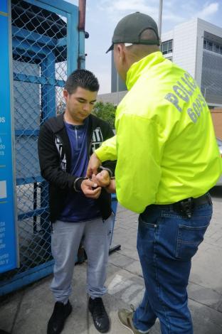 Cogieron a dos policías que extorsionaban en Cundinamarca El pasado 17 de diciembre, una mujer y su pareja fueron víctimas de estos dos uniformados, quienes tenían montado un retén en el famoso sector de La Gran Vía, en La Mesa (Cundinamarca). Allí les iban a inmovilizar la moto y uno de los policías les pidió a cambio $250 mil.