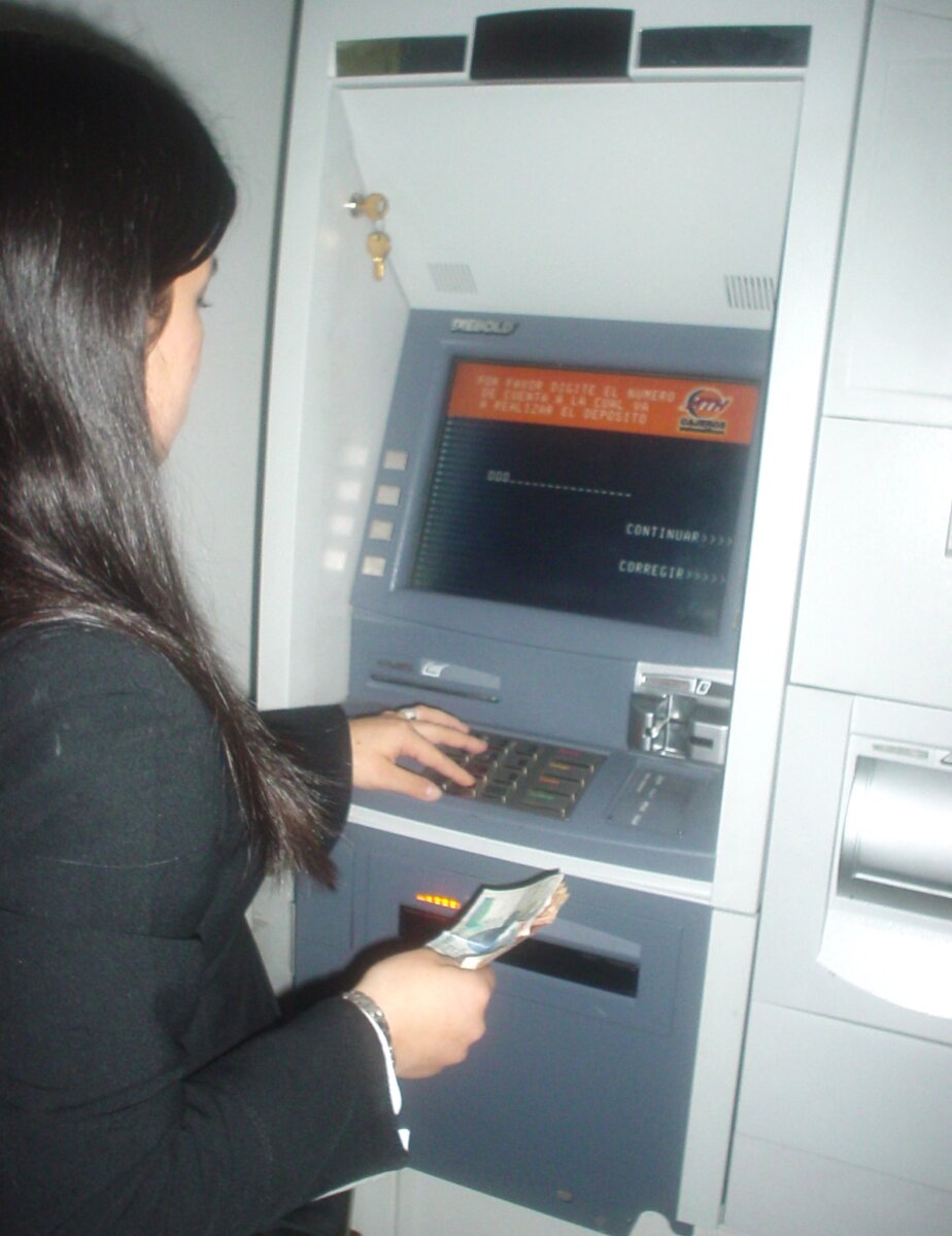Confianza en el efectivo revive tras caída masiva de aplicaciones bancarias Davivienda y Bancolombia han tenido recurrentes caídas masivas en sus sistemas durante los días de pago de nómina que afectan las transacciones y retiros de los colombianos. El pasado jueves primero de diciembre no fue la excepción, lo que ha hecho que el descontento entre los usuarios sea mayor y reviva el interés por el dinero en efectivo.