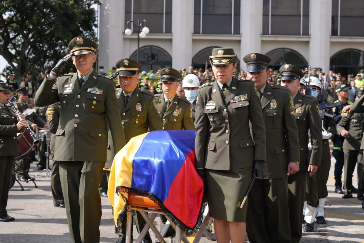 Con honores les dan el último adiós a policías asesinados en Bosa A la despedida de los policías, asesinados este fin de semana en la localidad de Bosa en un procedimiento policial, también asistieron sus familiares, quienes lloraron al presenciar el desfile y los actos de honor que les hicieron sus compañeros.