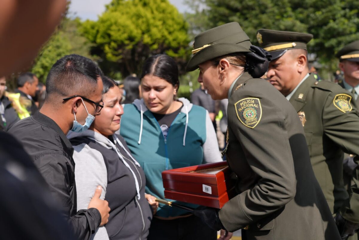 Con honores les dan el último adiós a policías asesinados en Bosa A la despedida de los policías, asesinados este fin de semana en la localidad de Bosa en un procedimiento policial, también asistieron sus familiares, quienes lloraron al presenciar el desfile y los actos de honor que les hicieron sus compañeros.