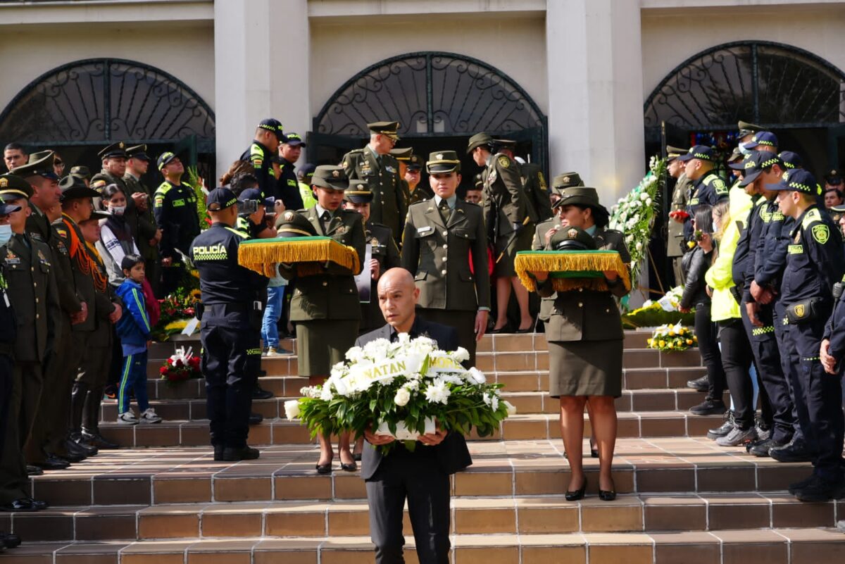 Con honores les dan el último adiós a policías asesinados en Bosa A la despedida de los policías, asesinados este fin de semana en la localidad de Bosa en un procedimiento policial, también asistieron sus familiares, quienes lloraron al presenciar el desfile y los actos de honor que les hicieron sus compañeros.