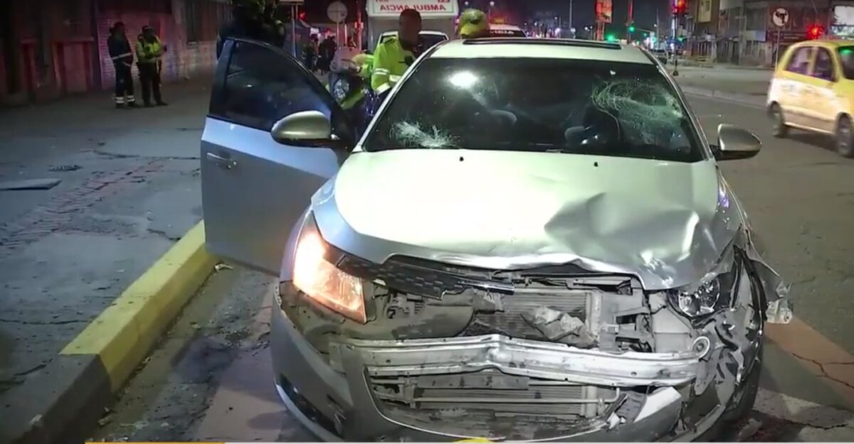 Conductor arrolló a tres motociclistas y escapó en Rafael Uribe Un conductor borracho se llevó por delante a tres motociclistas y luego dejó su carro abandonado en plena vía pública sobre las 11 de la noche de este lunes.