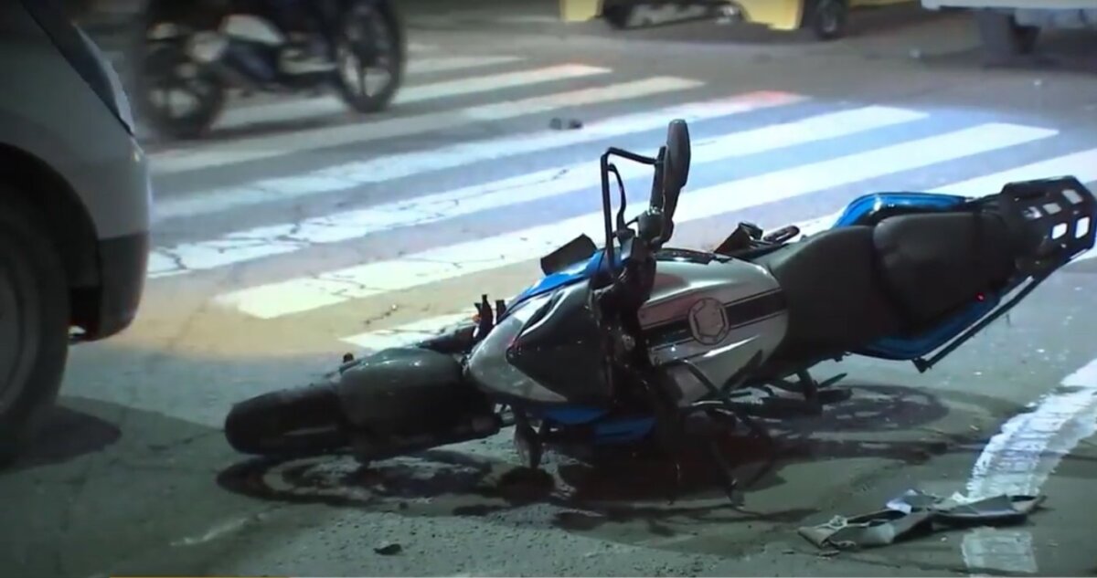 Conductor arrolló a tres motociclistas y escapó en Rafael Uribe Un conductor borracho se llevó por delante a tres motociclistas y luego dejó su carro abandonado en plena vía pública sobre las 11 de la noche de este lunes.