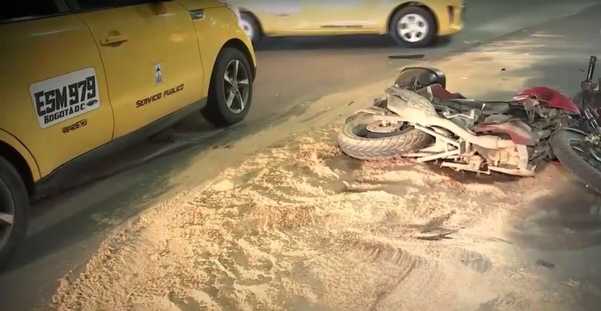 Conductor arrolló a tres motociclistas y escapó en Rafael Uribe Un conductor borracho se llevó por delante a tres motociclistas y luego dejó su carro abandonado en plena vía pública sobre las 11 de la noche de este lunes.