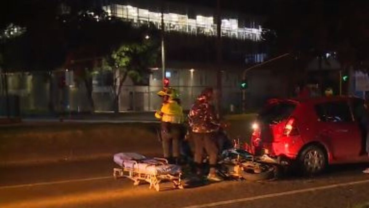 Conductor se bajó a ayudar en un accidente y terminó estrellado 9 Conductor se bajó a ayudar en un accidente y terminó estrellado Un terrible accidente se presentó en la madrugada de este jueves en la calle 13 con carrera 52, localidad de Puente Aranda. Lo que sucedió fue que una moto chocó con una camioneta en plena vía, dejando al motociclista gravemente herido.