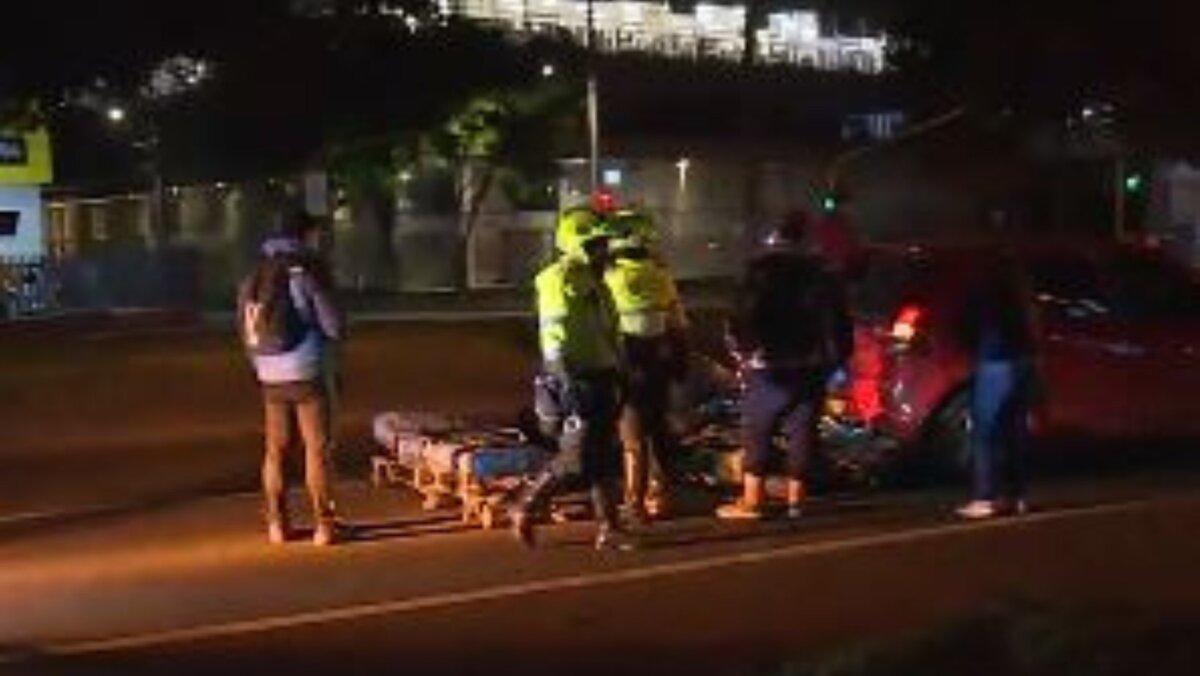 Conductor se bajó a ayudar en un accidente y terminó estrellado 1 Conductor se bajó a ayudar en un accidente y terminó estrellado Un terrible accidente se presentó en la madrugada de este jueves en la calle 13 con carrera 52, localidad de Puente Aranda. Lo que sucedió fue que una moto chocó con una camioneta en plena vía, dejando al motociclista gravemente herido.
