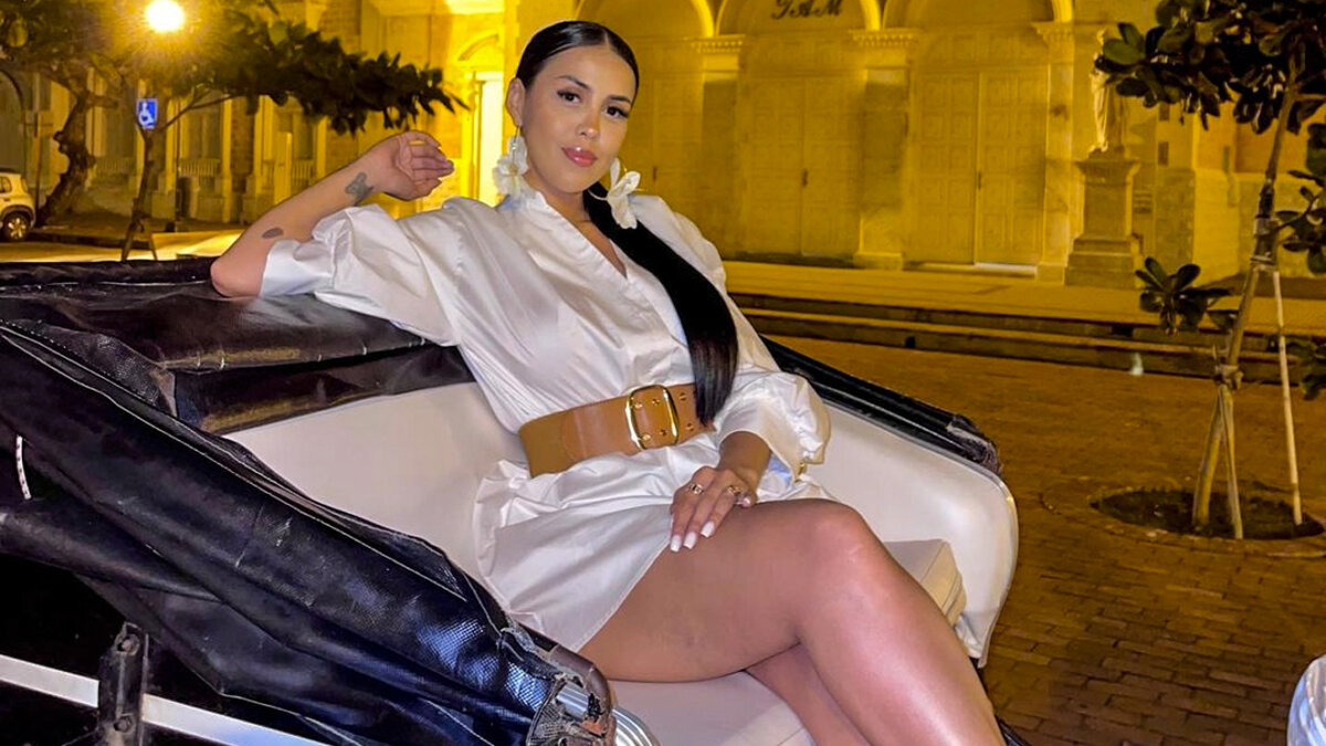 Conmoción por crimen de reconocida influenciadora saliendo del gimnasio La hermosa influenciadora Dulce Narcisa fue asesinada por unos sicarios que la abordaron justo cuando salía del gimnasio al que sagradamente asistía a cumplir su rutina de entrenamiento, ubicado en la zona de Urdesa, en la ciudad de Guayaquil (Ecuador).