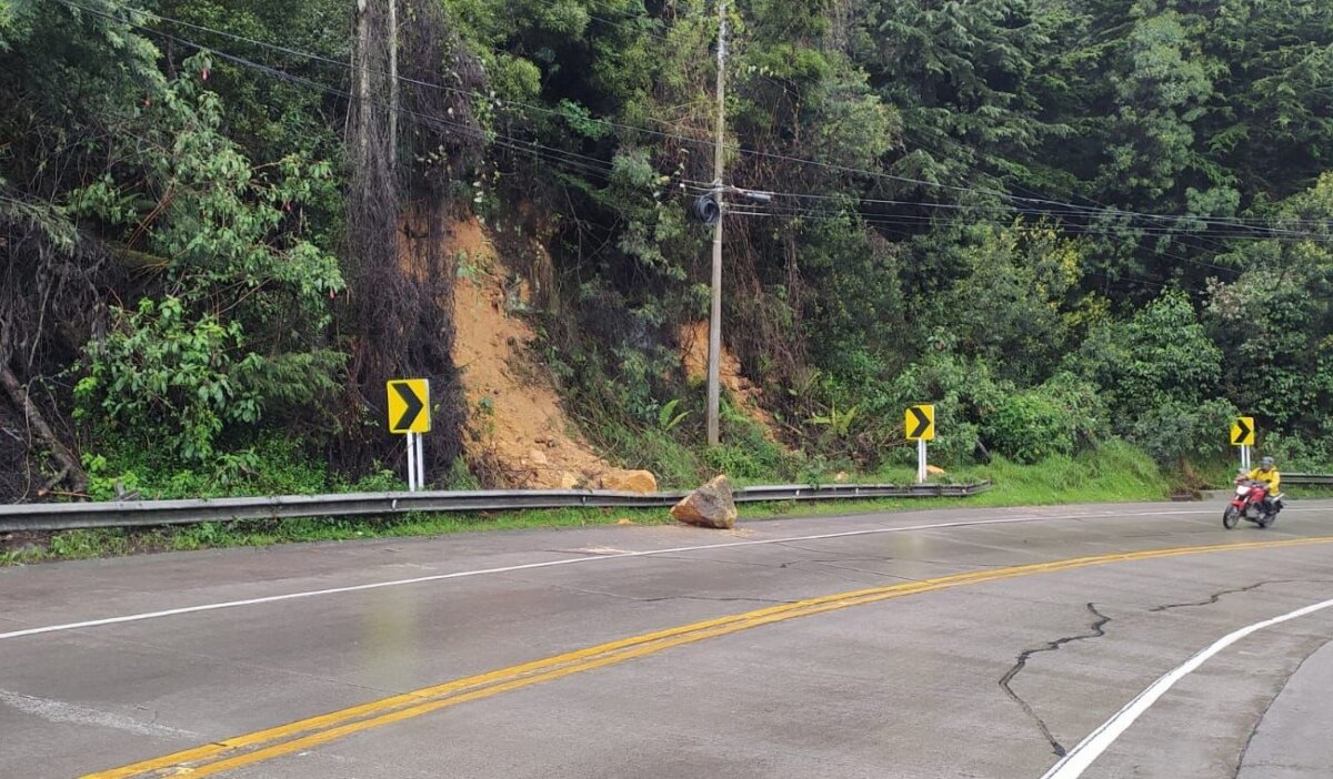 Continúan los problemas de movilidad en la vía a La Calera por las fuertes lluvias Ni el día de velitas dejó la llovedera en Bogotá y Cundinamarca. Desde la noche de este martes se han registrado fuertes aguaceros que han complicado la movilidad, en especial en la vía que comunica al municipio de&nbsp;La Calera&nbsp;con&nbsp;la capital del país.