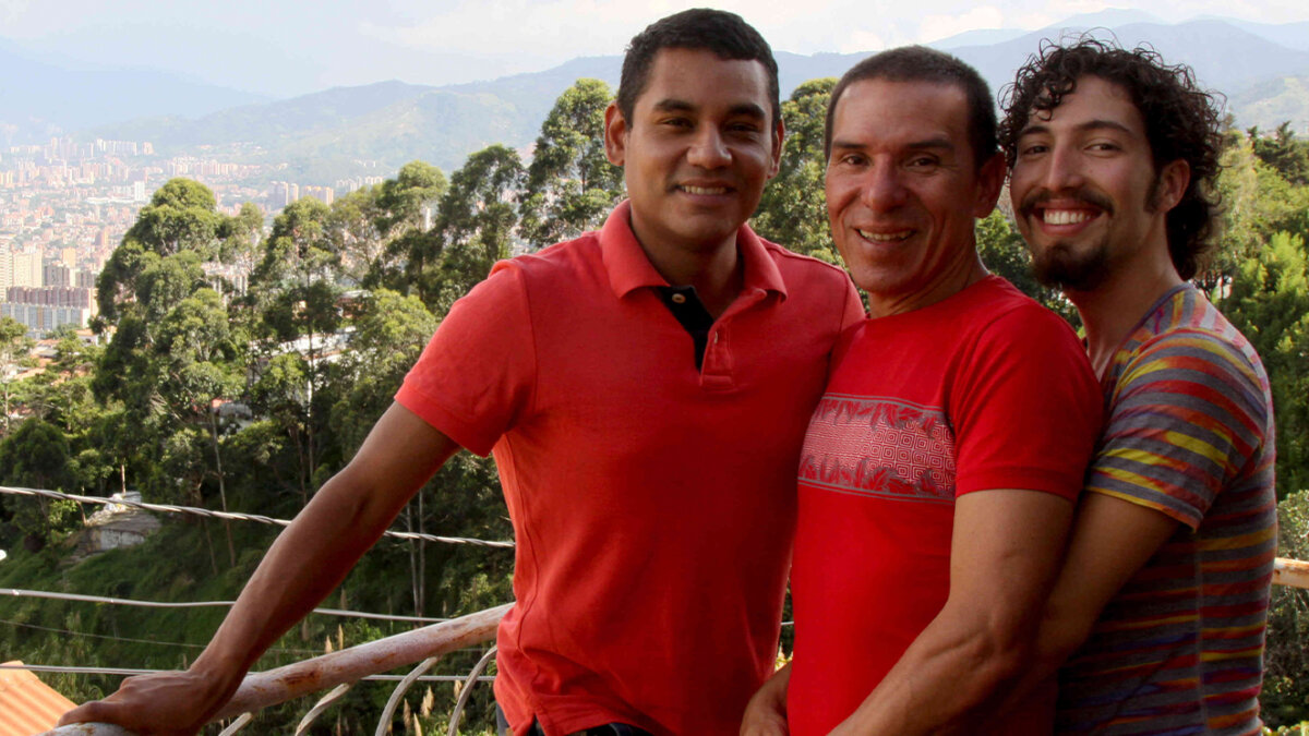 Corte reconoce derechos a pareja poliamorosa 1 Corte reconoce derechos a pareja poliamorosa En medio de lo que ha sido catalogado como un fallo judicial histórico, la Corte Suprema de Justicia decidió otorgar en las últimas horas la pensión de sobrevivientes a una pareja poliamorosa, conformada por tres hombres en Medellín. Así como lo lee.