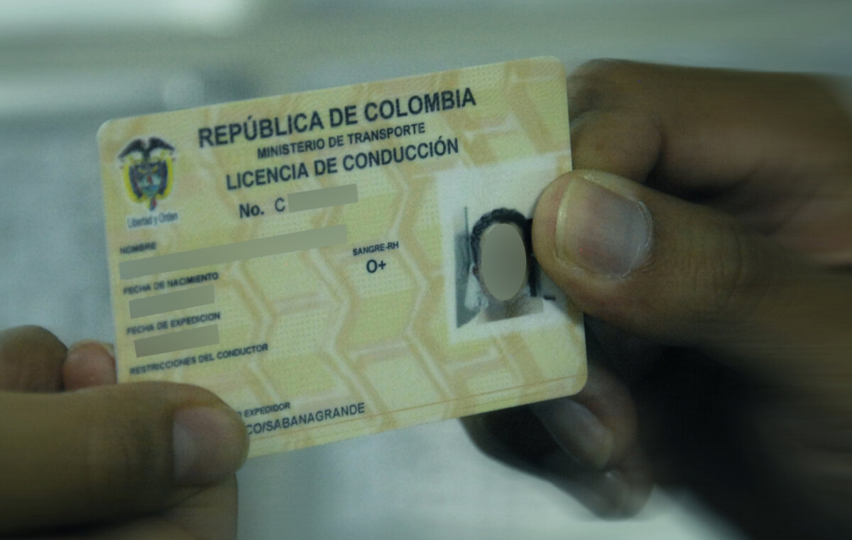 Desmantelan red que emitía licencias de conducción irregulares 8 Desmantelan red que emitía licencias de conducción irregulares En la investigación adelantada por la Fiscalía y Policía Nacional, se detectó un centro de enseñanza automovilística en Ibagué, Tolima, donde se tramitaron licencias de conducción de manera irregular ante los organismos de tránsito.