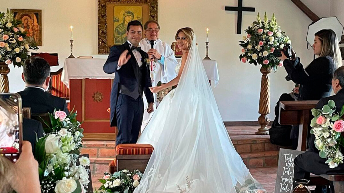 Dos periodistas de Noticias Caracol se dieron el sí en el altar Este fin de semana dos periodistas de Noticias Caracol contrajeron matrimonio en Subachoque (Cundinamarca). Se trata de Catalina Vargas y José Miguel Polanco.