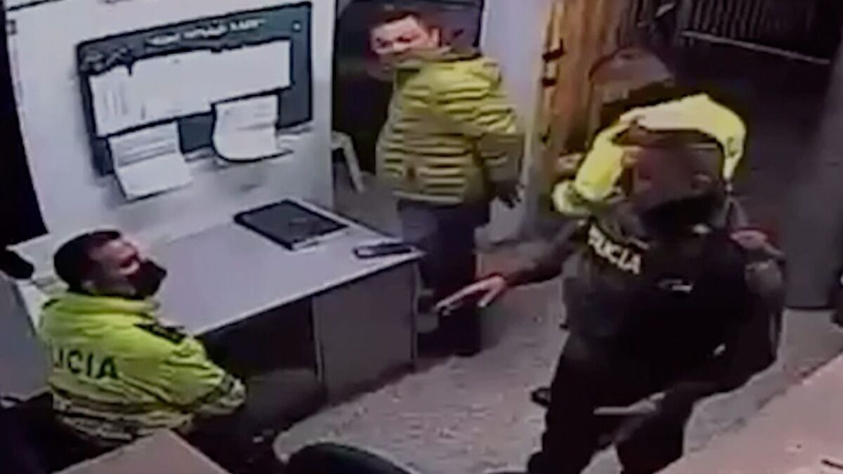 Dos policías más irán a juicio por estar involucrados en muerte de Javier Ordoñez en CAI Villa Luz Han transcurrido más de dos años desde que Javier Ordóñez murió a causa de una brutal golpiza que le propinaron unos policías adscritos al CAI Villa Luz, en Engativá, y hoy se conocieron nuevos detalles de su deceso; dos uniformados más, involucrados en su muerte, irán a juicio.