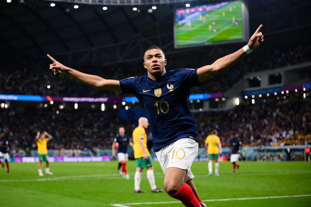 El mensaje que Mbappé le dejó a Messi luego de ganar el Mundial de Fútbol Kylian Mbappé rompió el silencio luego de la celebración de Lionel Messi y la selección de Argentina tras conquistar el Mundial de Fútbol Catar 2022.