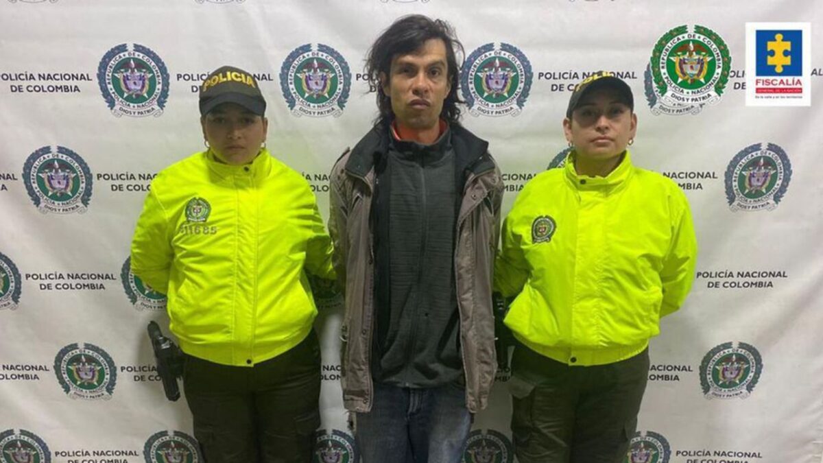El revelador video que muestra a policía golpeando a Juan Pablo dentro de la URI En las últimas horas se conoció un revelador video grabado por una de las cámaras de seguridad ubicada dentro de las celdas de la URI de Puente Aranda, en donde se encontraba detenido Juan Pablo González por haber presuntamente abusado sexualmente de una menor al interior de la estación de TM La Castellana, que deja muy mal parados a los policías involucrados en el crimen de este capturado.