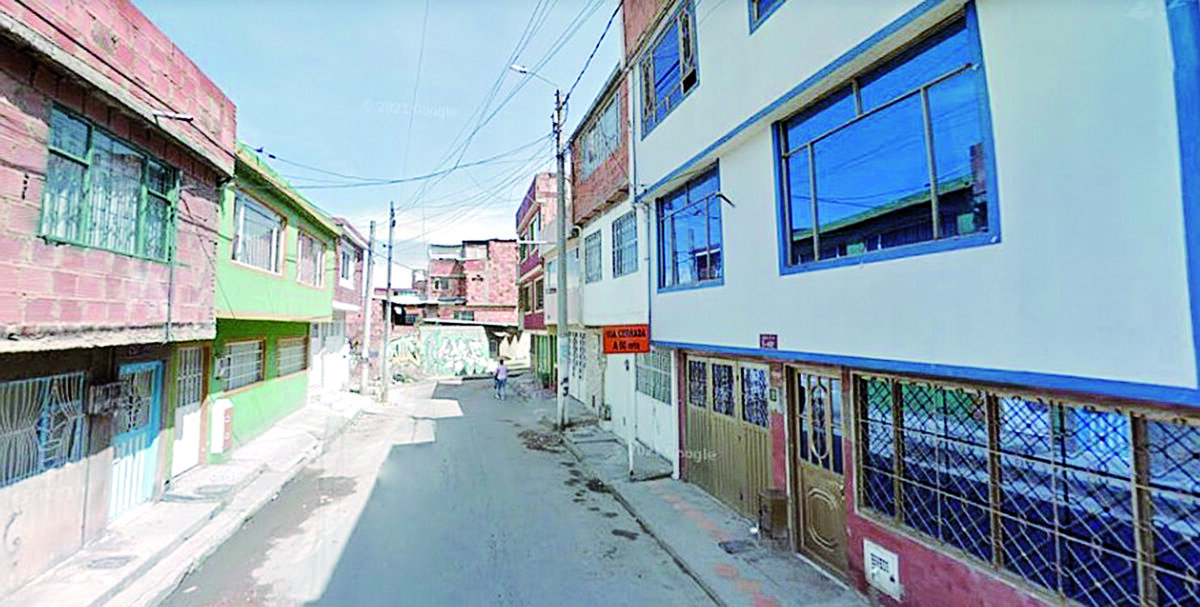 Infame feminicidio de Reiderly en Soacha Luto en el barrio Ricaurte del vecino municipio de Soacha. En la mañana de ayer, en una vivienda del sector se presentó un nuevo y lamentable caso de feminicidio. Una joven de 26 años, madre de tres niñas, fue vilmente asesinada a manos de -según dicen- su expareja, un celópata redomado que a un mes de terminada la relación sentimental que sostenía con ella, tras varias amenazas e intentos infructuosos de retomar la relación, llegó hasta la casa de la mujer y le propinó una mortal puñalada que le causó la muerte.