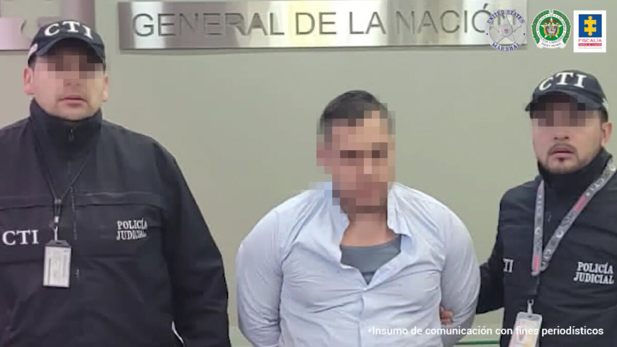 En Bogotá cayó militar estadounidense buscado por abusar a dos menores de edad La Fiscalía General de la Nación y la Agencia U.S. Marshals del Departamento de Justicia de Estados Unidos, con ayuda de investigadores del CTI, capturaron en Bogotá a Carlos Fernando Castro Callejas, un militar colombo-estadounidense que habría abusado de dos menores de edad en los estados de Alaska y Carolina del Norte.