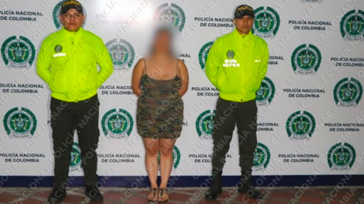 Envían a la cárcel a mujer por obligar a su hija a ser modelo webcam Por orden de un fiscal del centro de atención integral a víctimas de abuso sexual, seccional Risaralda, una mujer fue enviada a prisión por obligar a su hija, que es mejor de edad, a ser modelo webcam; es decir, transmitir contenido de tipo sexual en plataformas digitales.