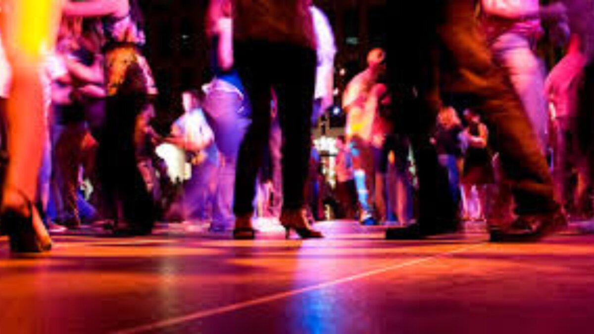 Esta es la playlist indispensable en las fiestas decembrinas 1 Esta es la playlist indispensable en las fiestas decembrinas Ahora, en un hecho sin precedentes, Discos Fuentes, creados de '14 cañonazos bailables' y Codiscos con 'El disco del año', unieron estos dos sellos de la música de fin de año y Navidad para crear una sola playlist con los mejores éxitos de ambas casas disqueras para la temporada navideña: 'Los Cañonazos del Discos del Año'.