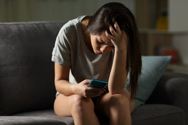 Extorsionaba a mujeres por redes sociales para que sostuvieran relaciones con él 1 Extorsionaba a mujeres por redes sociales para que sostuvieran relaciones con él En las últimas horas las autoridades de Madrid (Cundinamarca) capturaron a alias 'Sabaraín', un hombre que utilizaba fotos intimas de mujeres para obligarlas a sostener relaciones sexuales y hasta les pedía grandes cantidades de dinero.