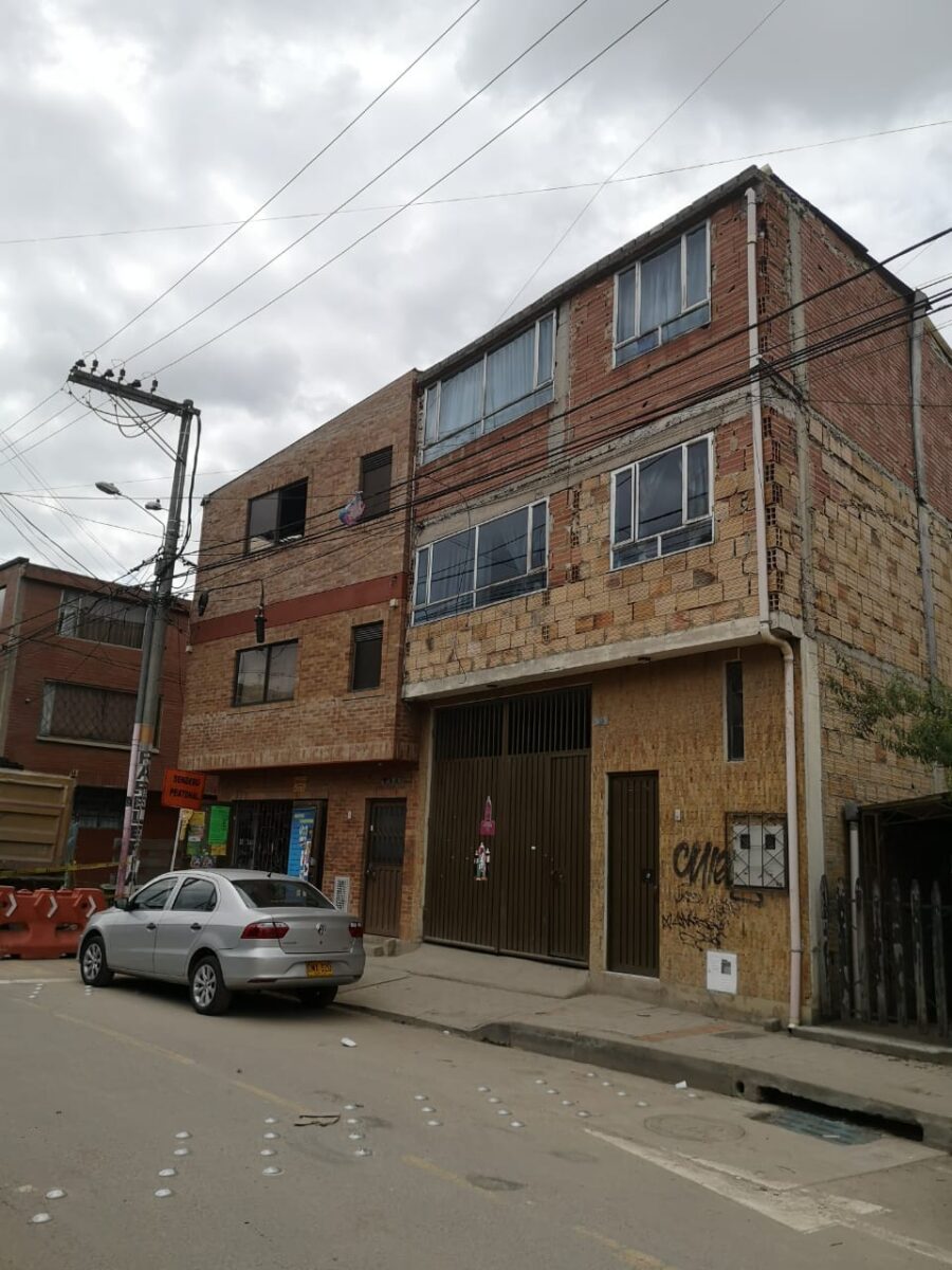 A martillazos le quitaron la vida a 'Melquito' en Suba 1 A martillazos le quitaron la vida a 'Melquito' en Suba El ruido de las obras que se adelantan en una de las polvorientas vías del barrio Salitre (Suba) camuflaron los angustiantes y últimos minutos de vida de uno de sus moradores, quien fue vilmente asesinado por robarle las pertenencias.