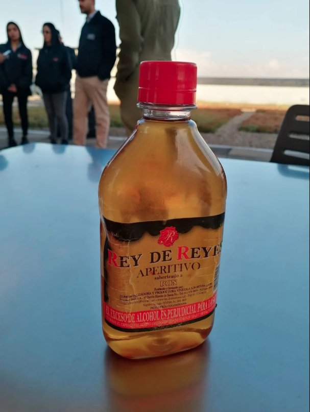 Fabricante de 'Rey de Reyes' dice que están falsificando su trago Además, afirmó que el registro Invima de 'Rey de Reyes' está vigente hasta el año 2025, pues desde que lo presentaron contaba con todo en regla, puesto que le compra directamente el alcohol etílico a la Fábrica de Licores de Cundinamarca. A pesar de esto, el Invima mandó "congelar" la producción de este licor.