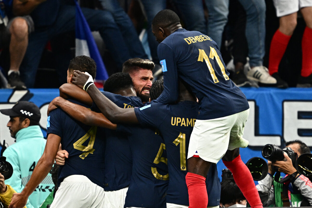 Francia sueña con el bicampeonato: eliminó a Inglaterra y avanzó a 'semis' del Mundial 1 Francia sueña con el bicampeonato: eliminó a Inglaterra y avanzó a 'semis' del Mundial En un duelo de titanes del fútbol europeo, Francia derrotó por 2-1 a Inglaterra, este sábado en Al Khor, a 50 km al norte de Doha, y se clasificó para las semifinales del Mundial de Catar, donde se enfrentará a la sorprendente Marruecos, que antes venció a Portugal (1-0).