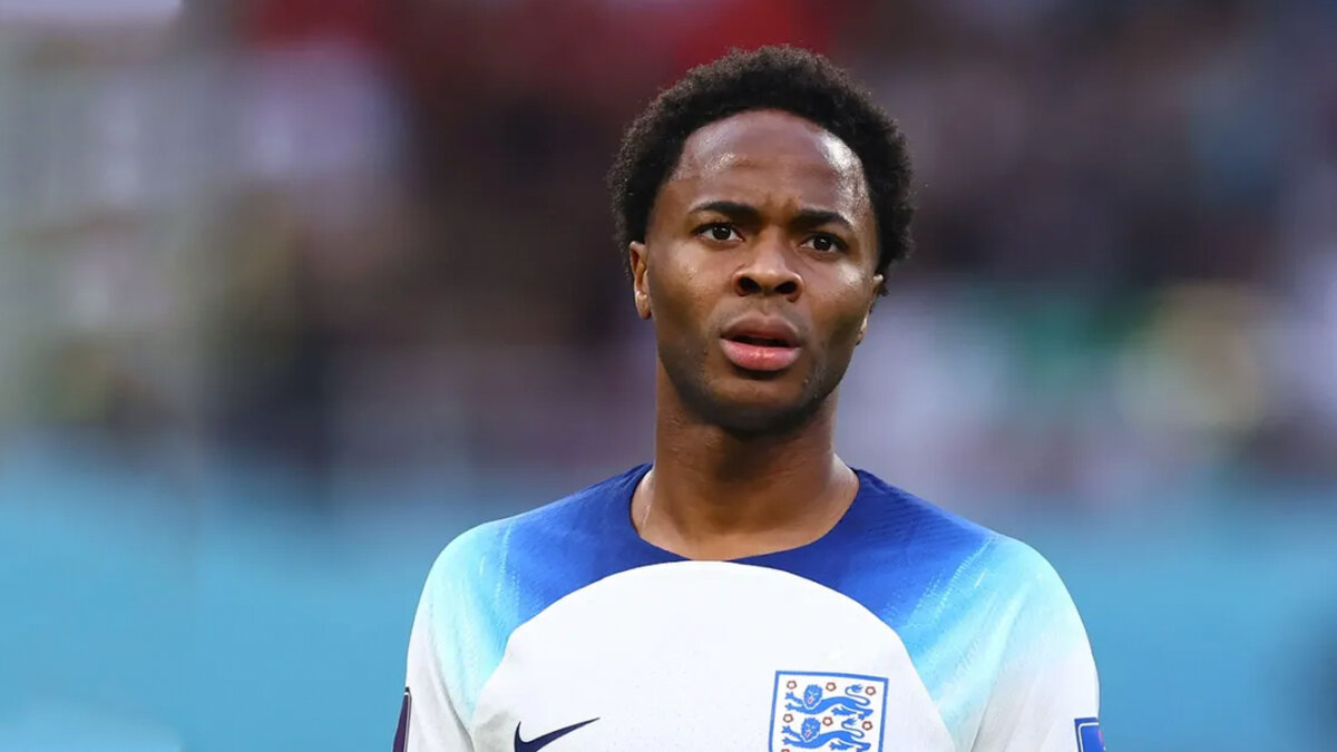 Futbolista de Inglaterra tuvo que irse de Catar por un robo en su casa 5 Futbolista de Inglaterra tuvo que irse de Catar por un robo en su casa El futbolista Raheem Sterling de la selección de Inglaterra se perdió el partido contra Senegal después de que unos ladrones armados robaron su casa.
