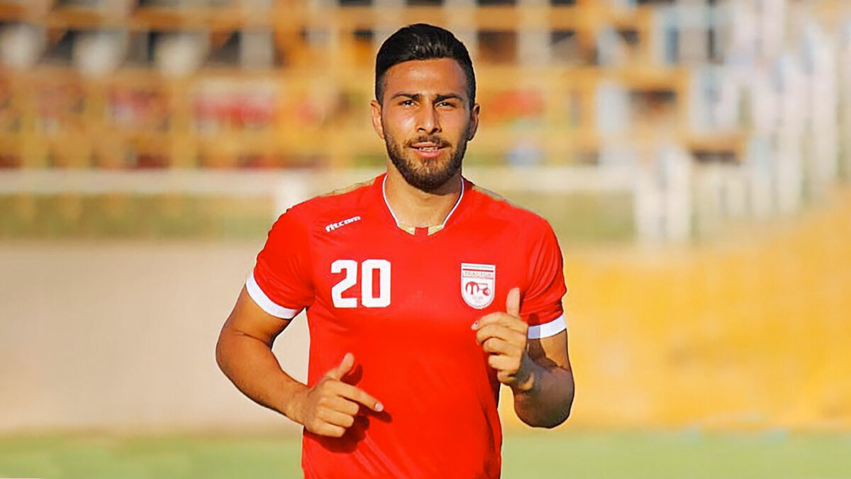 Futbolista iraní será ejecutado en público por participar en protestas El futbolista iraní Amir Nasr-Azadani ha sido condenado a muerte por apoyar las protestas en favor de los derechos de las mujeres en su país, ha confirmado la Federación Internacional de Asociaciones de Futbolistas Profesiones (FIFPRO), que ha pedido a las autoridades iraníes que eliminen la pena.