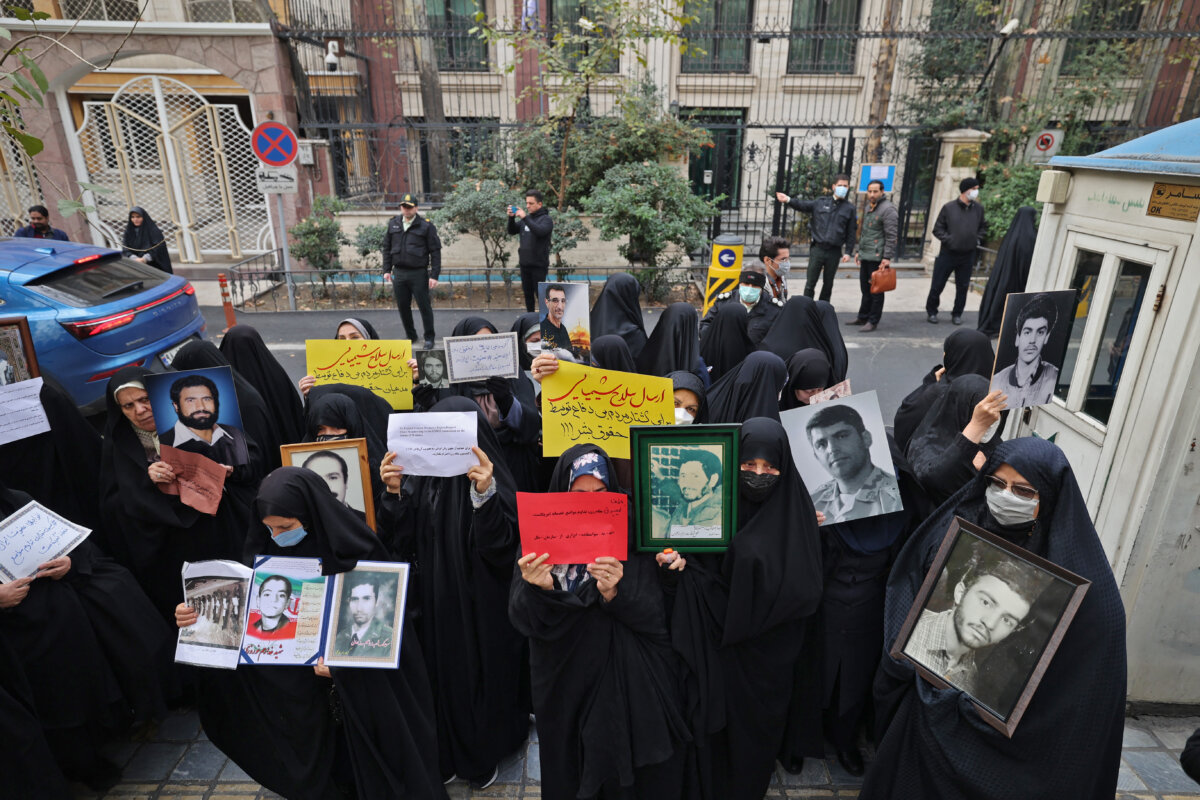 Futbolista iraní será ejecutado en público por participar en protestas El futbolista iraní Amir Nasr-Azadani ha sido condenado a muerte por apoyar las protestas en favor de los derechos de las mujeres en su país, ha confirmado la Federación Internacional de Asociaciones de Futbolistas Profesiones (FIFPRO), que ha pedido a las autoridades iraníes que eliminen la pena.