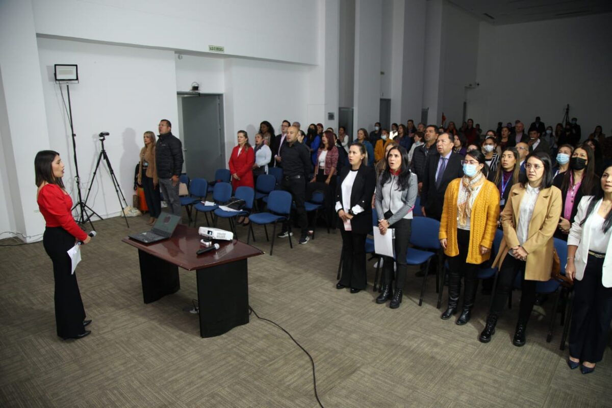 Gobierno buscará formalizar más de 910.000 contratistas del estado 1 Gobierno buscará formalizar más de 910.000 contratistas del estado El director de empleo Público del Departamento Administrativo de la Función Pública, Francisco Camargo Salas, manifestó que el Gobierno Nacional buscará formalizar a cerca de 910.000 contratistas del Estado.