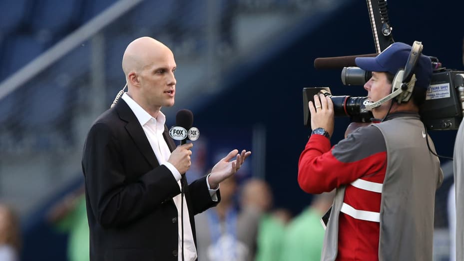 Periodista murió en pleno estadio del Mundial 1 Periodista murió en pleno estadio del Mundial Un reconocido periodista deportivo estadounidense falleció el viernes tras desplomarse en la tribuna de prensa mientras cubría los cuartos de final Argentina-Países Bajos del Mundial de Catar-2022, confirmaron los organizadores el sábado.