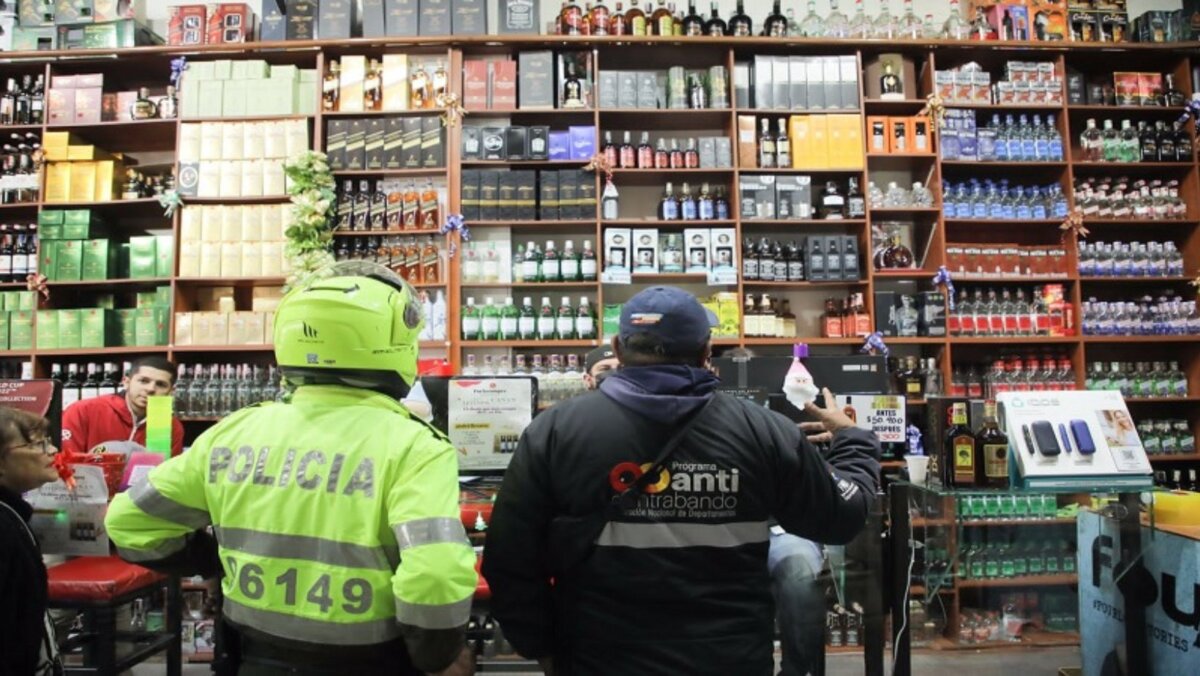 ¡Se les dañó el negocio! Incautan 120 botellas de ron adulterado Este lunes 12 de diciembre, la Gobernación de Cundinamarca informó que a través del programa Anticontrabando, con ayuda de la Secretaría de Hacienda y con el apoyo de la Policía, lograron una importante incautación de licor.