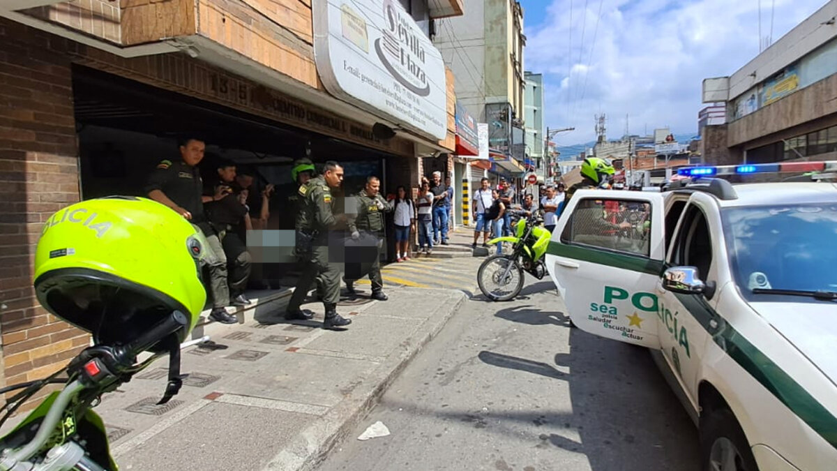 Infame mató a su expareja y luego se quitó la vida Una trágica escena paralizó el centro de Bucaramanga, pasadas las 11:30 de la mañana de este martes 27 de diciembre.