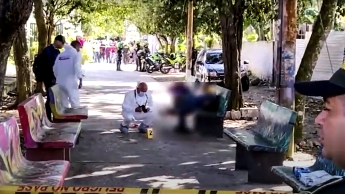 Infames lo asesinaron por robarle el celular 9 Infames lo asesinaron por robarle el celular Marlon Antonio Sierra Ochoa de 21 años, se sentó en la banca de un parque bajo la sombra de un árbol para hacerle el quite al picante sol del mediodía cuando repentinamente, de entre las calles cercanas al parque, aparecieron dos hombres en una motocicleta quienes con un arma de fuego encañonaron al joven para que este les entregara su móvil.
