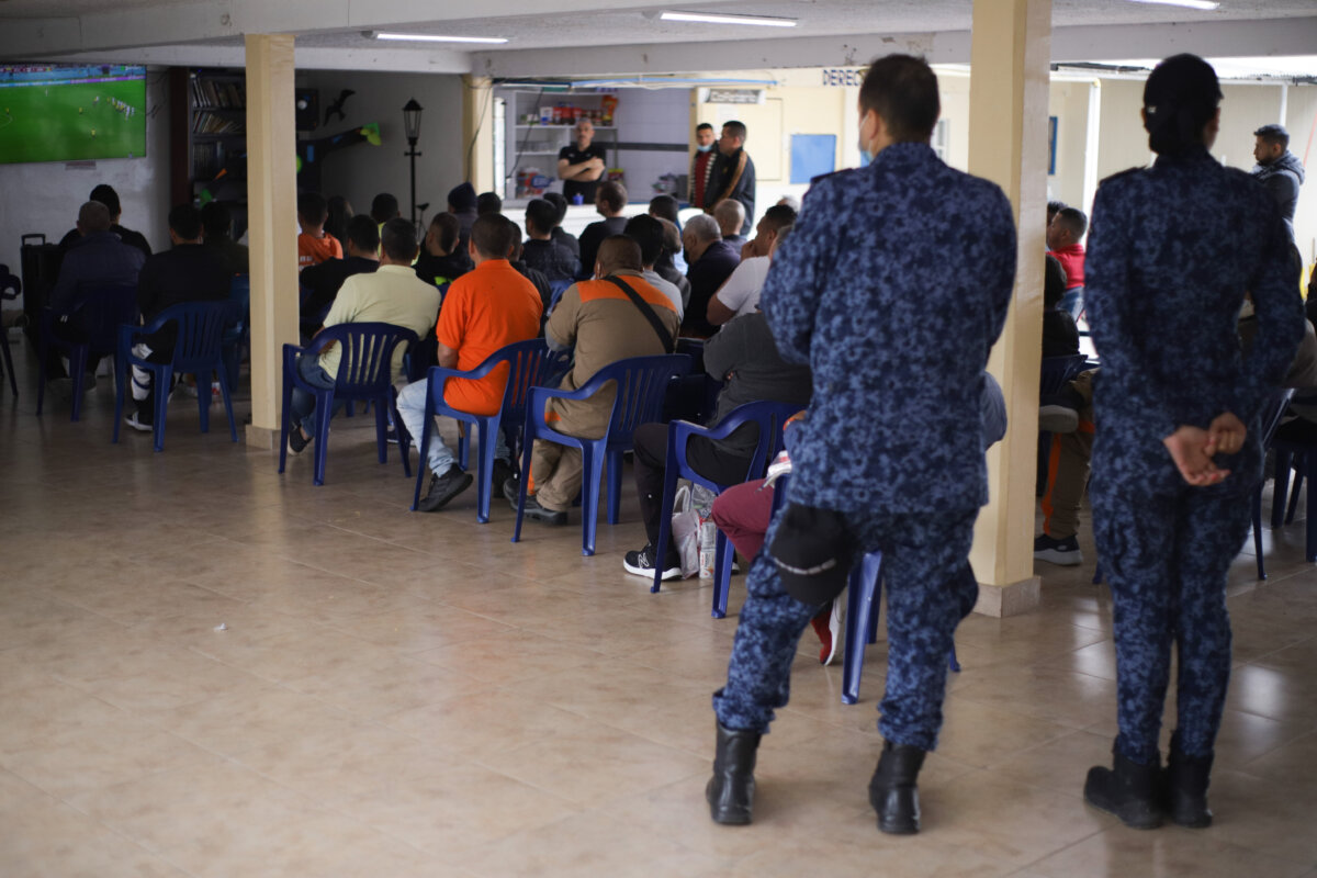 Inpec reforzó seguridad en 128 cárceles para evitar fiestas, riñas o fugas en fin de año El Instituto Nacional Penitenciario y Carcelario (Inpec), anunció que tendrá un refuerzo de seguridad en 128 cárceles del país para evitar fugas, fiestas, riñas e intentos de suicidio en estas épocas decembrinas.