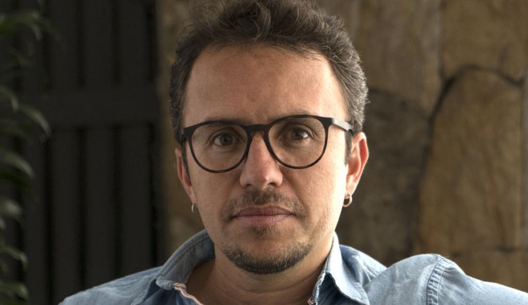 Reconocido actor contó que ha tenido experiencias sexuales con hombres 3 Reconocido actor contó que ha tenido experiencias sexuales con hombres “Una vez estaba jugando, yo nunca he… y dijeron yo nunca con nadie del mismo sexo y yo sí tomé. Es que imagínate, 18 años, leyendo a Jean Genet, queriendo conocer el mundo, probando todo tipo de experiencias, siendo actor. Amiga, hombre con hombre, mujer con mujer, y el sentido contrario”, dijo entre risas.