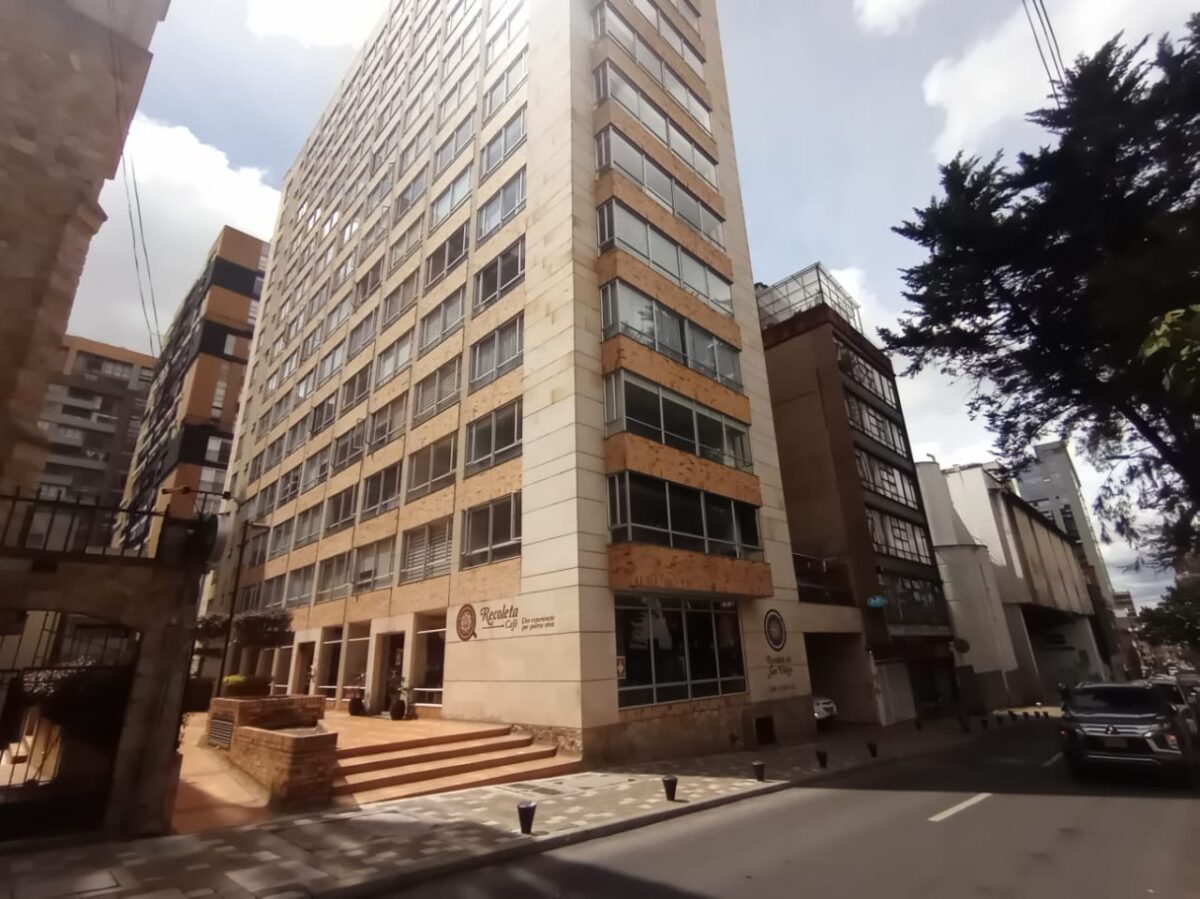 La historia detrás del crimen de Felipe: lo asesinaron por su condición sexual El corazón noble y soñador de Felipe Garzón Barreto dejó de latir por culpa de la intolerancia y la homofobia. Dos desalmados sujetos se ganaron su confianza, ingresaron a su apartamento, lo torturaron y asesinaron para luego dejar su cuerpo amordazado y con la bandera LGBTIQ+ tapándole el rostro.
