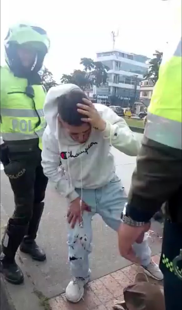 Le dieron una 'tunda' a pillo que trató de robar a un ciclista en Puente Aranda Según se supo, el pillo trató de robar a un ciclista en la NQS con calle 3, en la localidad de Puente Aranda, a plena luz del día, pero la víctima pidió ayuda y los vecinos de la zona salieron a auxiliarlo.
