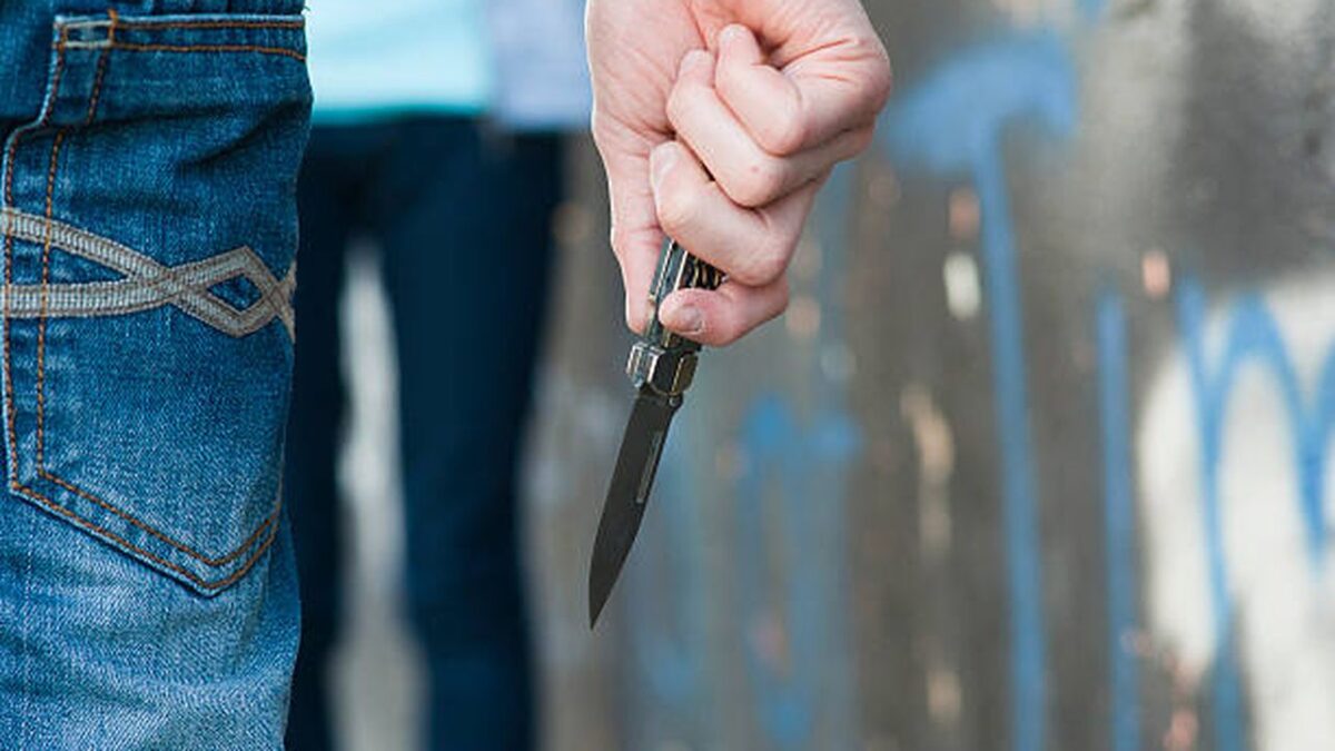 Lo apuñalaron en medio de un atraco en estación de TM Los ladrones en Bogotá están desatados. Un joven de 23 años fue apuñalado en medio de un hurto en el puente de la estación de La Alquería. Tras este nuevo hecho de inseguridad las autoridades trasladaron a la víctima en un taxi al centro médico más cercano donde permanece estable.