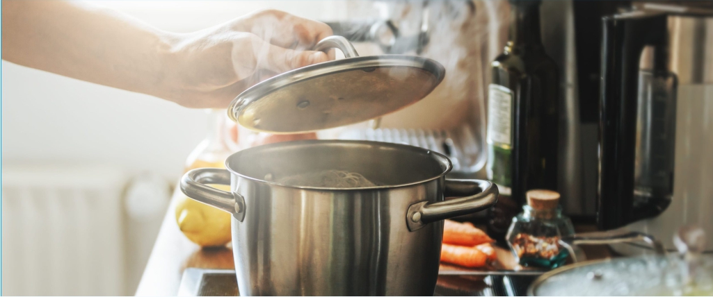 Lo barato le puede cobrar con su salud 2 Lo barato le puede cobrar con su salud ¿Qué es lo primero que revisa a la hora de comprar utensilios de cocina? Si su respuesta es el precio o la estética, déjeme decirle que su salud está corriendo un grave peligro. Pero no lo decimos nosotros sino estudios científicos realizados a nivel mundial. A continuación le presentamos los materiales más tóxicos para el organismo y hablamos con un experto para que engalle su cocina con los implementos adecuados.