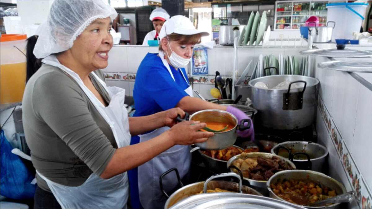 Lo barato le puede cobrar con su salud ¿Qué es lo primero que revisa a la hora de comprar utensilios de cocina? Si su respuesta es el precio o la estética, déjeme decirle que su salud está corriendo un grave peligro. Pero no lo decimos nosotros sino estudios científicos realizados a nivel mundial. A continuación le presentamos los materiales más tóxicos para el organismo y hablamos con un experto para que engalle su cocina con los implementos adecuados.
