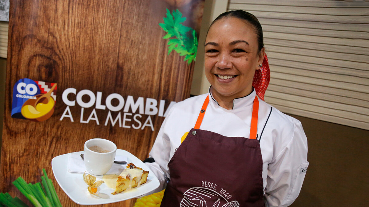 Los colombianos son felices en sus trabajos 7 Los colombianos son felices en sus trabajos De igual forma, tras entrevistar a 1.200 personas empleadas mayores de 18 años, el estudio también arrojó un desencanto significativo de los colombianos por el teletrabajo y las labores efectuadas a distancia a través de los dispositivos electrónicos.