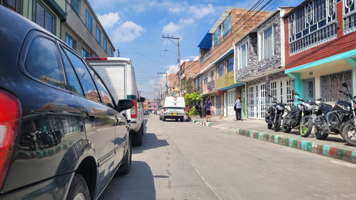 Los detalles del crimen en Bosa: asesinó a su esposa, hirió a su hijo y luego se mató Por la gravedad del impacto fue remitido de urgencia al Hospital de Kennedy, en donde al cierre de esta edición permanecía bajo pronóstico reservado en la Unidad de Cuidados Intensivos. El homicida y hoy occiso era reconocido en el barrio por sus actividades relacionadas con las peleas de gallos. Las investigaciones avanzan para esclarecer los móviles del crimen y establecer si se trata de un nuevo caso de violencia basada en género, lo que configuraría un nuevo y lamentable caso de feminicidio.