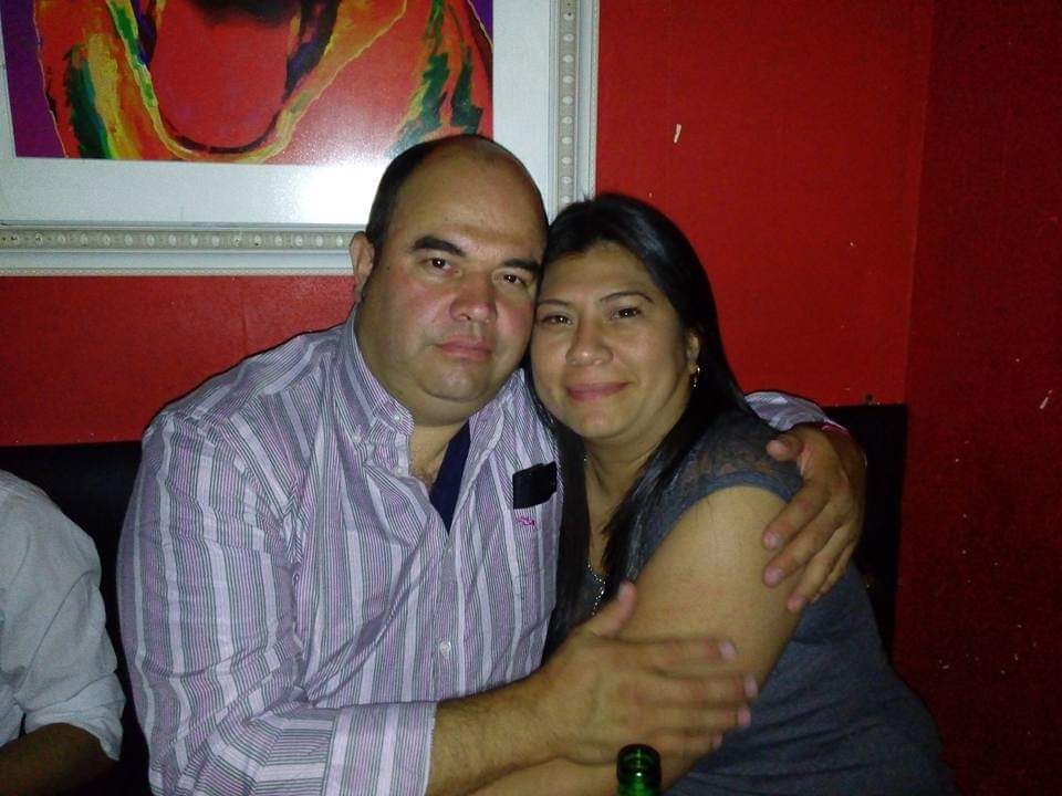 Los detalles del crimen en Bosa: asesinó a su esposa, hirió a su hijo y luego se mató Por la gravedad del impacto fue remitido de urgencia al Hospital de Kennedy, en donde al cierre de esta edición permanecía bajo pronóstico reservado en la Unidad de Cuidados Intensivos. El homicida y hoy occiso era reconocido en el barrio por sus actividades relacionadas con las peleas de gallos. Las investigaciones avanzan para esclarecer los móviles del crimen y establecer si se trata de un nuevo caso de violencia basada en género, lo que configuraría un nuevo y lamentable caso de feminicidio.