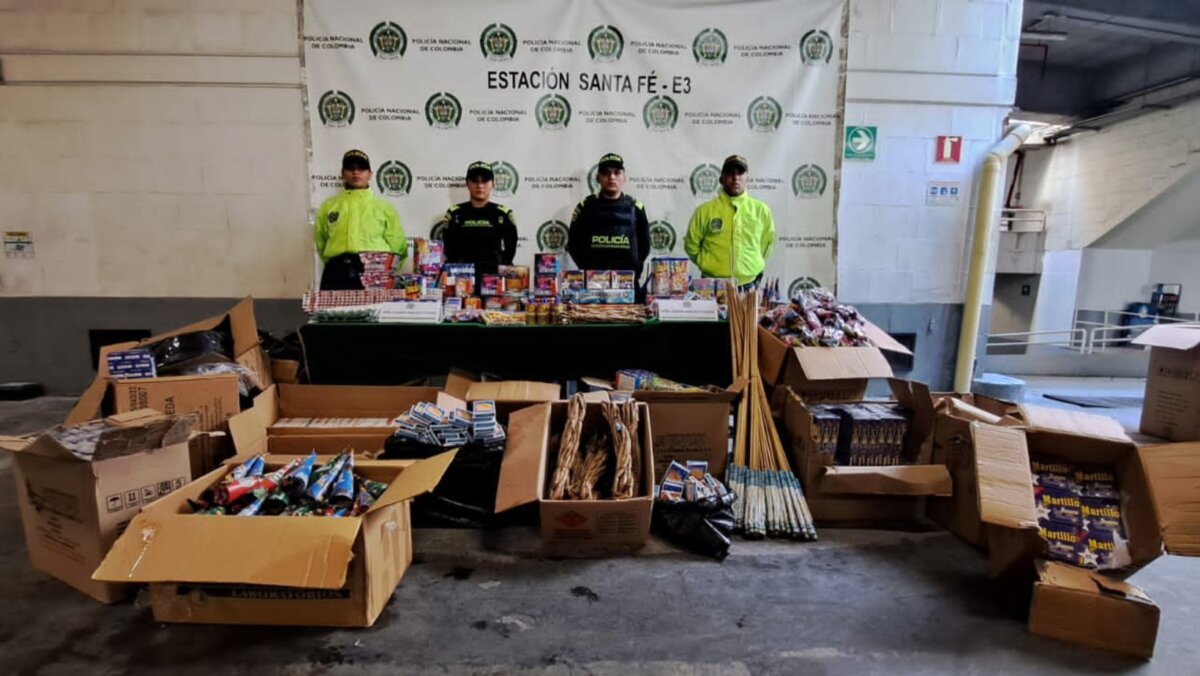 Más de 12.300 elementos de pólvora fue incautada en San Victorino 4 Más de 12.300 elementos de pólvora fue incautada en San Victorino En el barrio Santa Inés, la Policía encontró al señor ‘Noe’ comercializando de manera ilegal pólvora a las en las calles, por lo que se procede a hacer una investigación, que terminó en una bodega que tenía los elementos pirotécnicos.