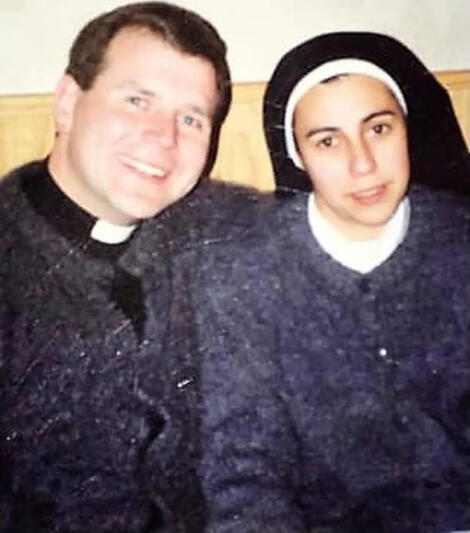 Monja y sacerdote colgaron los hábitos para vivir su idilio de amor Un hombre y una mujer protagonizaron una historia que parece sacada de una telenovela, puesto que, mientras eran sacerdote y monja respectivamente, esta pareja se enamoró y a raíz de la situación no vieron más opción que dejar los hábitos a un lado y entregarse a las mieles del amor.