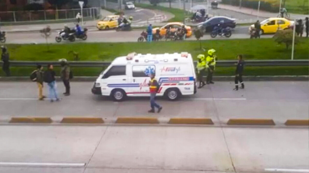 Mortal choque: motocicleta se estrelló contra una grúa Un motociclista perdió la vida la madrugada de este viernes 23 de diciembre en la Calle 26 con carrera 51 (Av. Dorado). El hombre, al parecer, iba con exceso de velocidad y se chocó con la parte trasera de una grúa.