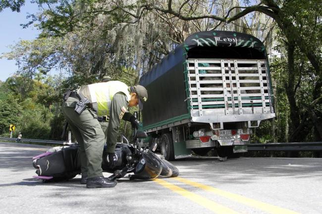 Moteros, prevengan accidentes en carretera con estos consejos 1 Moteros, prevengan accidentes en carretera con estos consejos Los moteros son las principales víctimas en las carreteras del país, por eso en esta temporada de final de año le brindamos varios consejos para que los aplique o se los pase a un colega que esté pensando en viajar con su moto por las vías de Colombia.