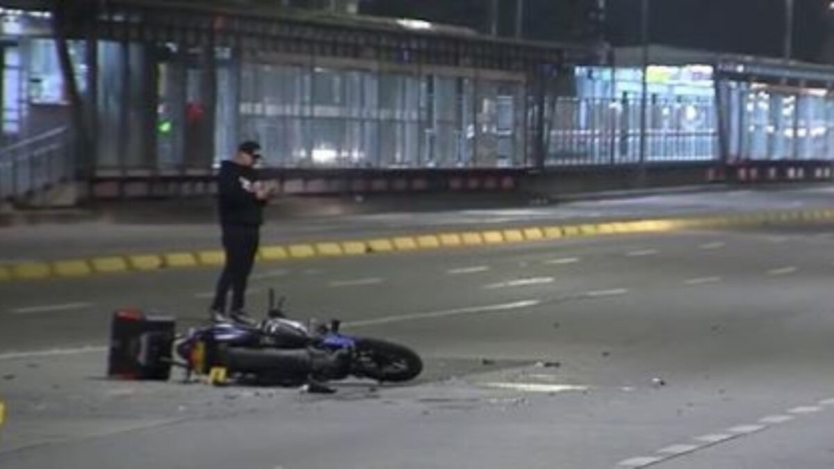 Motociclista falleció tras chocar contra un separador en Teusaquillo 1 Motociclista falleció tras chocar contra un separador en Teusaquillo Fatal accidente en la madrugada de este viernes. Un motociclista perdió el control de su moto y chocó contra un separador en la carrera 30 con calle 44, en la localidad de Teusaquillo.